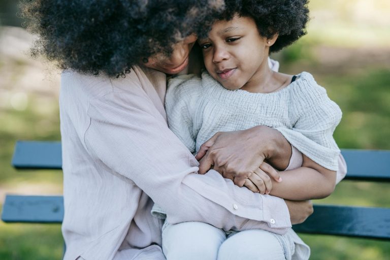 Poème pour maman textes touchants — mère et enfant s'enlaçant en extérieur