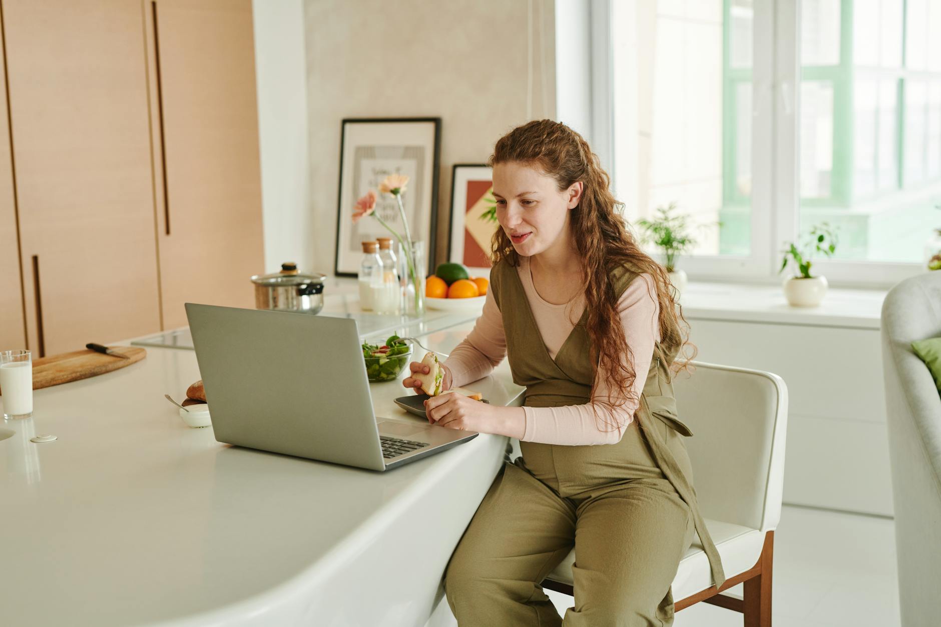 Quand annoncer sa grossesse au travail sans se mettre la pression — femme enceinte au bureau