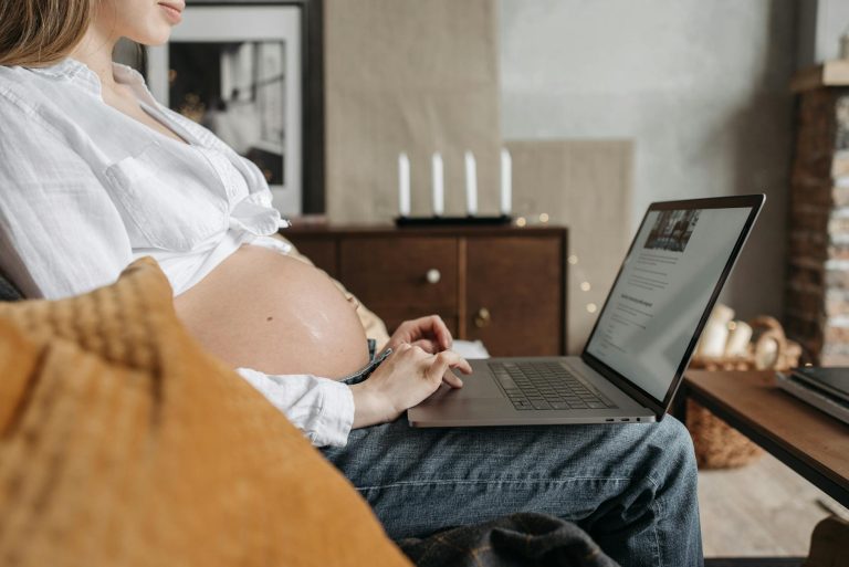 Quand annoncer sa grossesse au — femme enceinte au bureau
