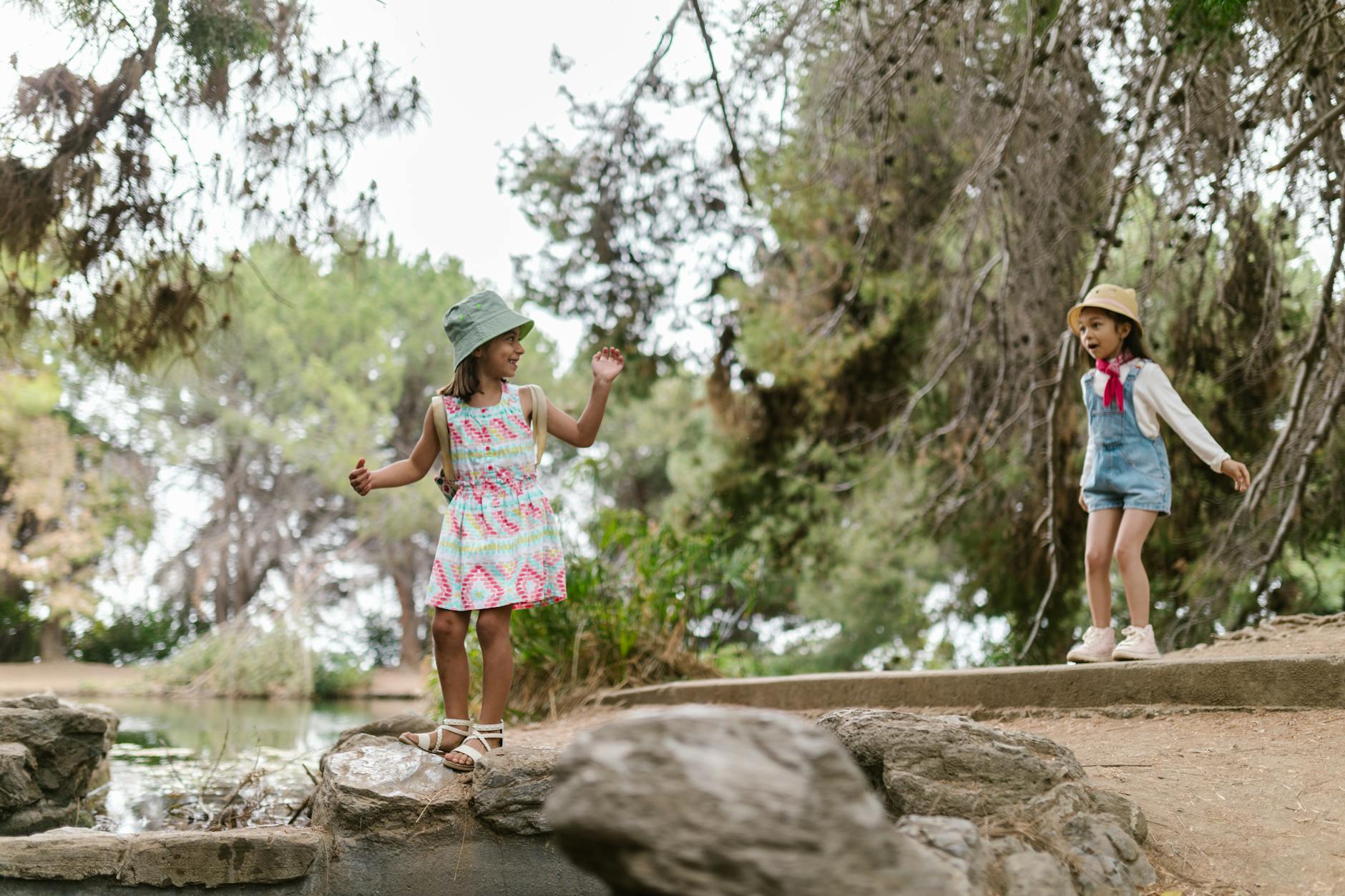 Sorties familiales incontournables Ă Barcelone : GaudĂ, mer et vues panoramiques — enfants jouant au Parc GĂĽell Barcelone