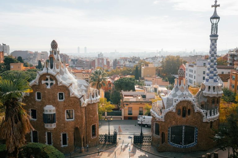 Que faire à Barcelone avec — enfants jouant au Parc Güell Barcelone
