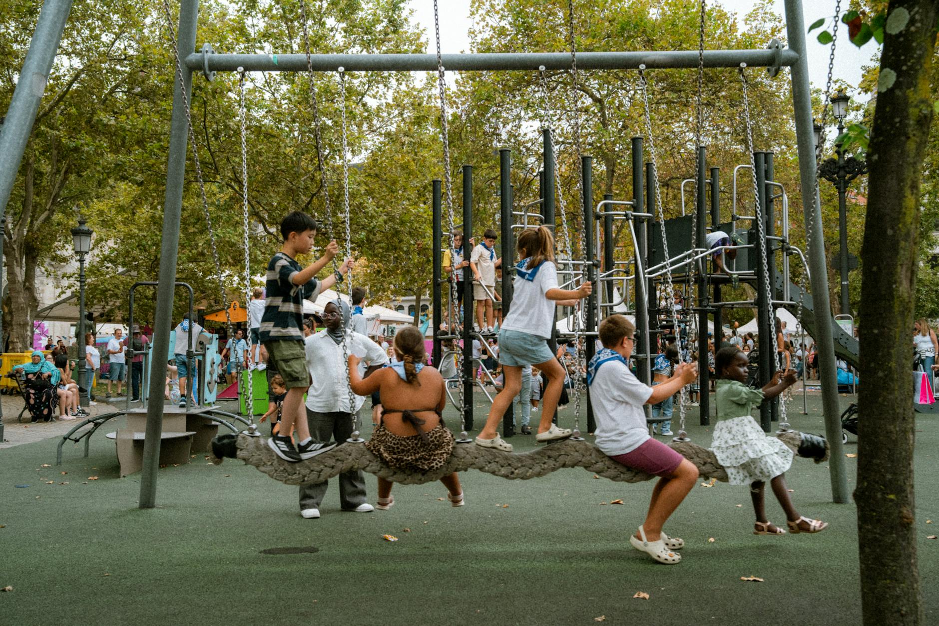Que faire Ă Bordeaux en famille au grand air : balades, jeux et parcs incontournables â enfants jouant dans un parc Ă Bordeaux
