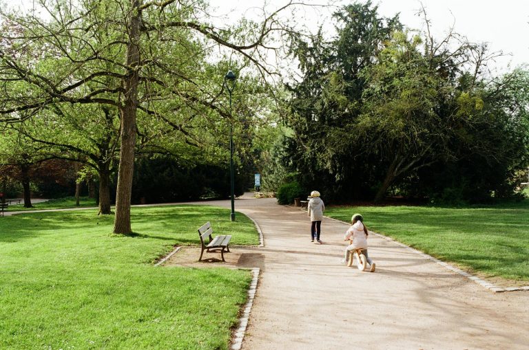 Que faire à Bordeaux avec — enfants jouant dans un parc à Bordeaux