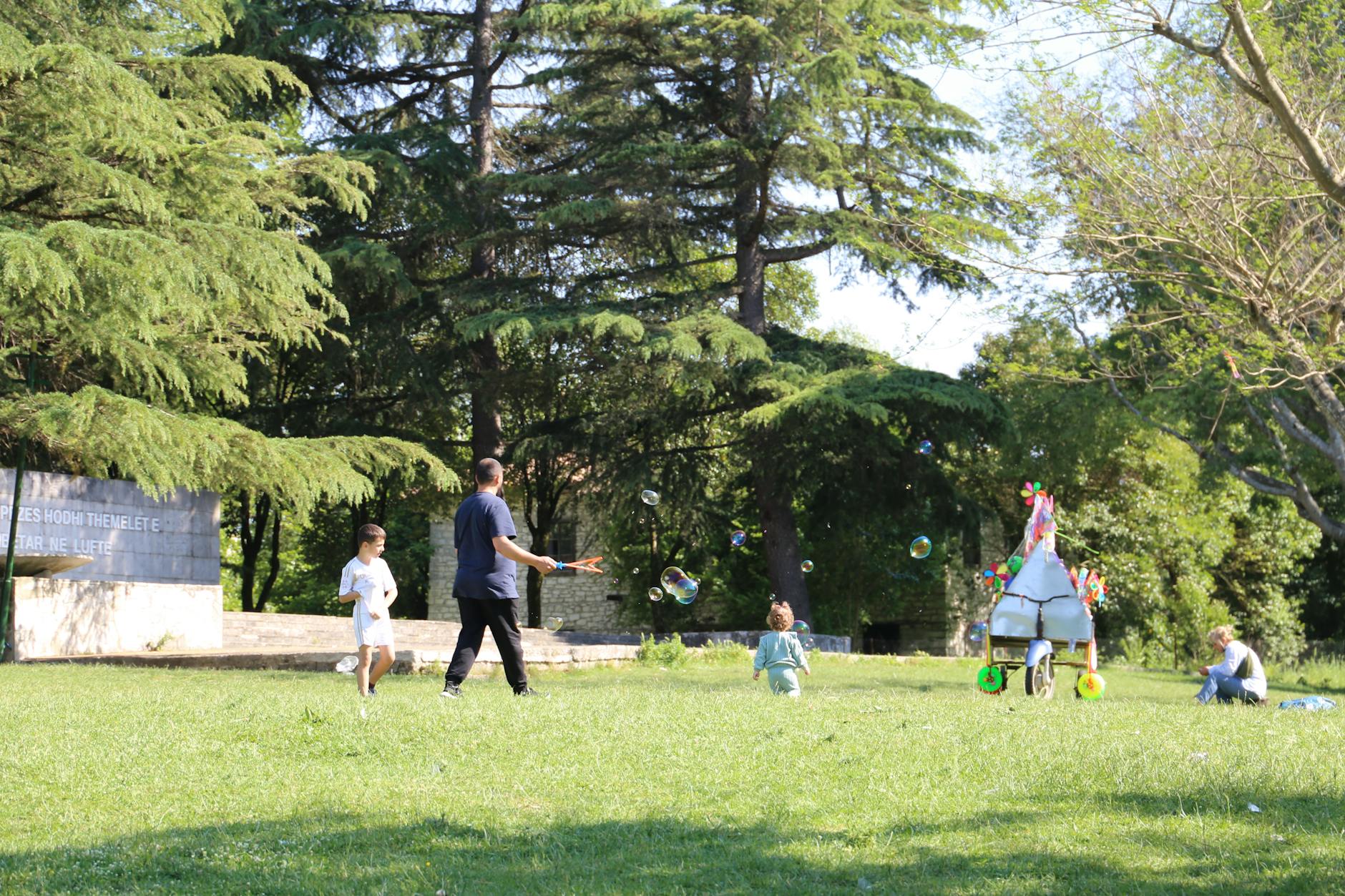 Que faire à Lille avec des enfants au grand air : parcs, ferme et balades en famille — enfants jouant dans un parc à Lille