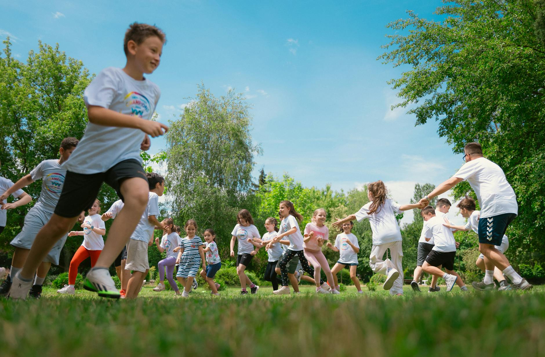 Que faire à Londres avec des enfants : les grands classiques qui mettent tout le monde d’accord — enfants jouant dans un parc à Londres