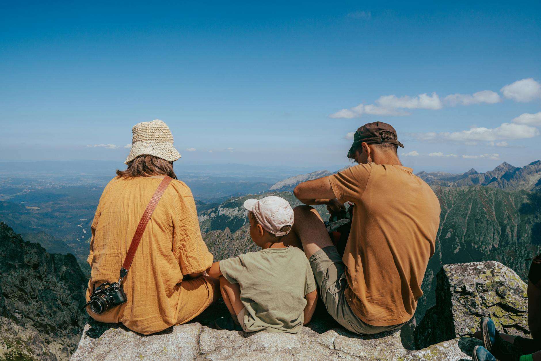 Que faire Ă Luchon en famille cĂŽtĂ© randonnĂ©e et activitĂ©s nature douces â famille en randonnĂ©e en montagne