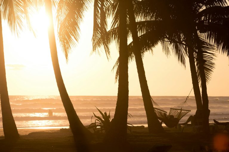Quel budget pour 15 jours — plage Costa Rica coucher de soleil palmiers
