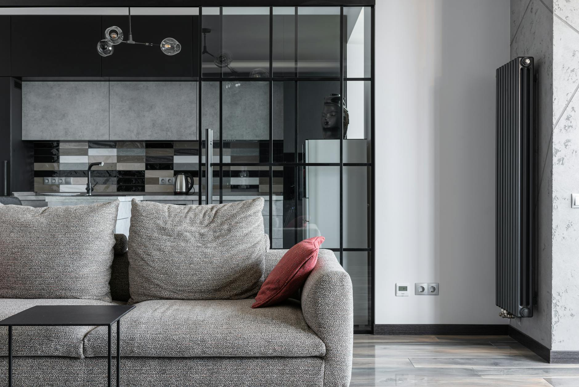 Quelle palette de couleurs assorties autour d’un canapé gris anthracite — salon avec canapé gris anthracite décor