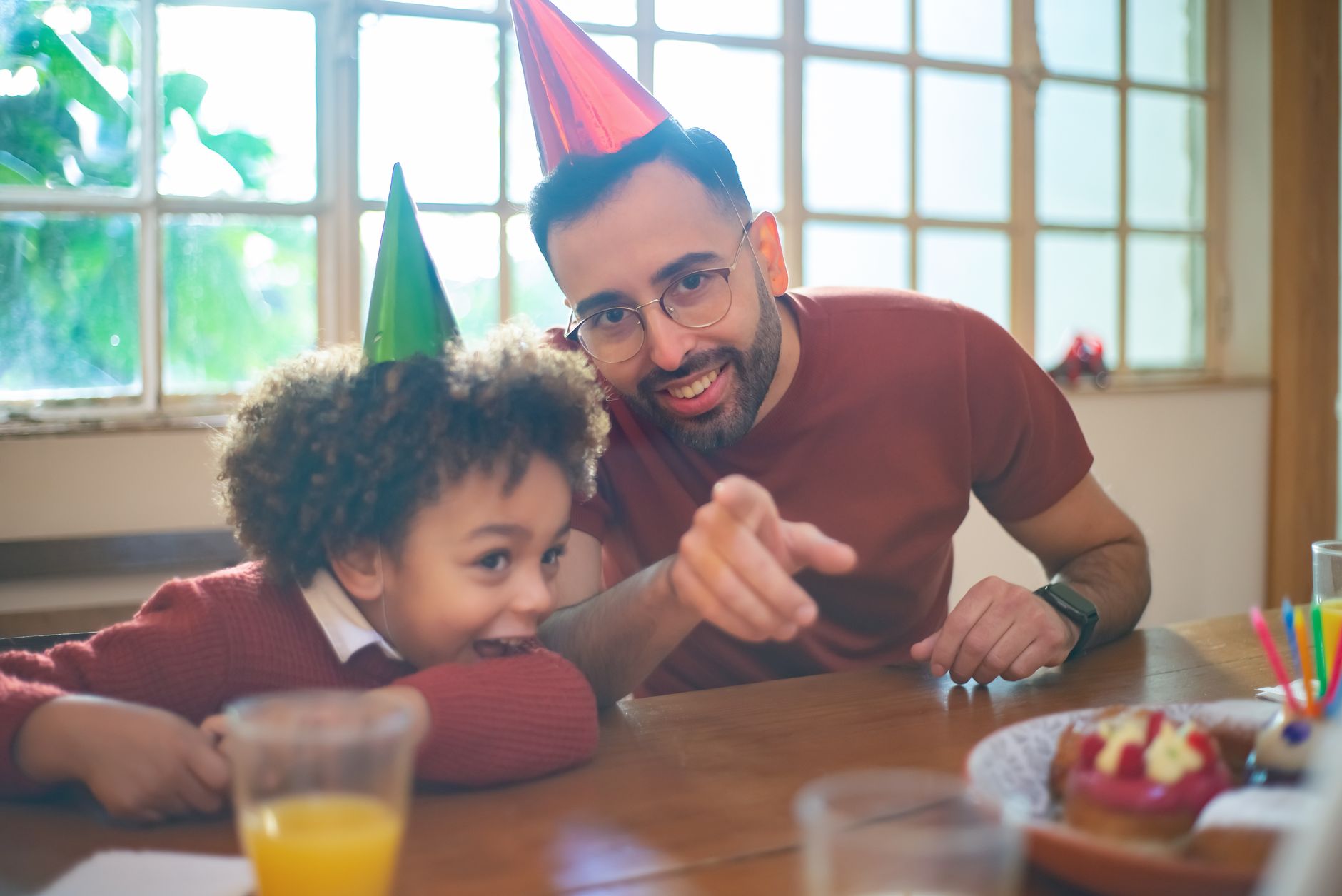 Fête des pères 2025 en France : date précise et repères pour s’organiser sereinement — père et enfant célébrant ensemble