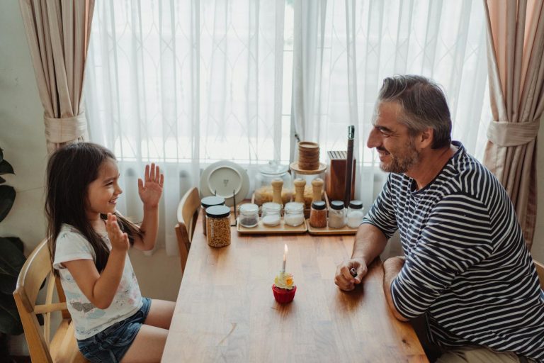 Quelle est la date de — père et enfant célébrant ensemble