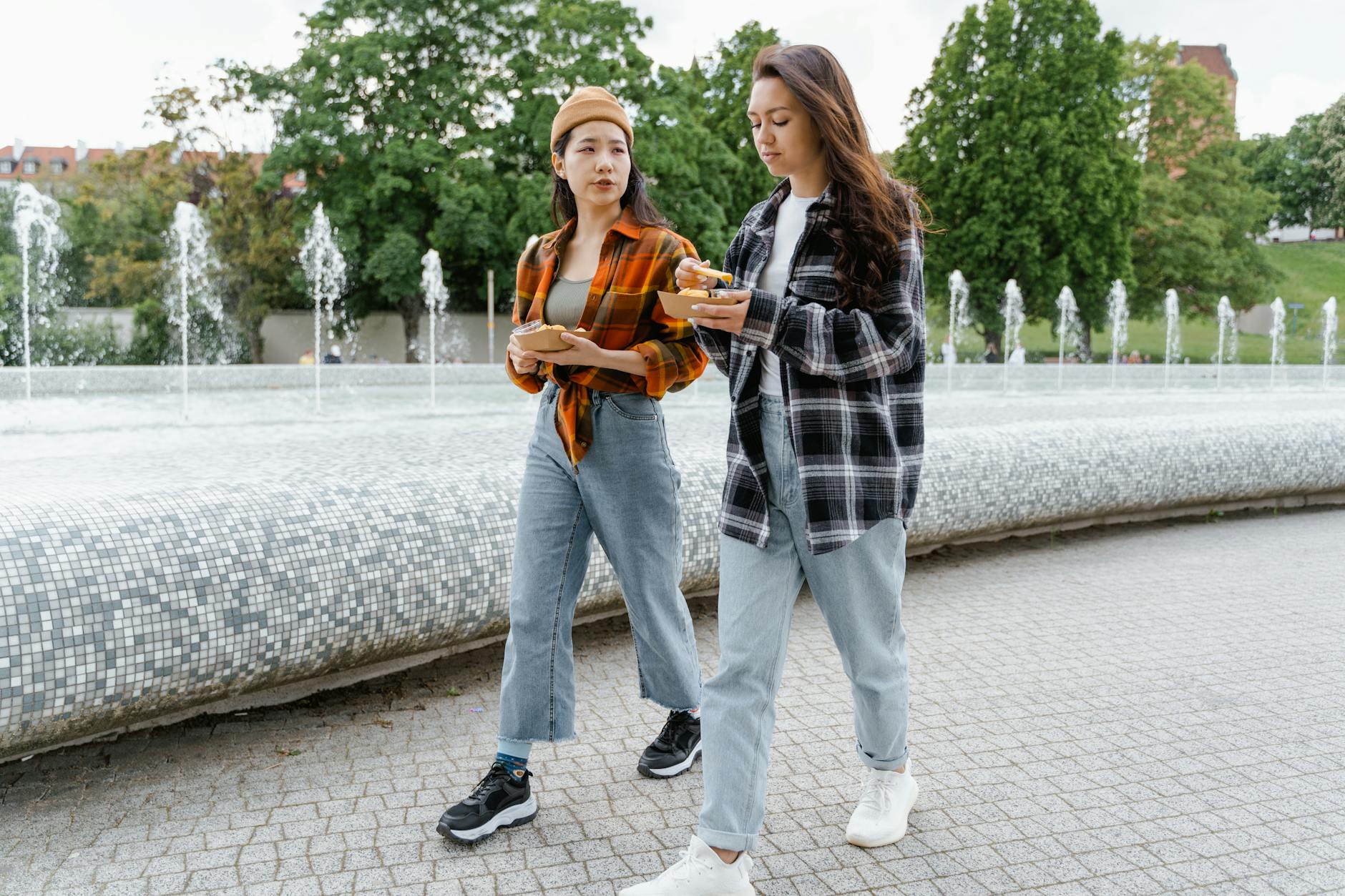 Quelles chaussures femme pour marcher longtemps en ville : les critères qui changent tout — femmes marchant en ville avec des chaussures stylées