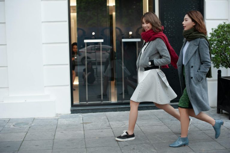 Quelles chaussures femme pour marcher — femmes marchant en ville avec des chaussures stylées