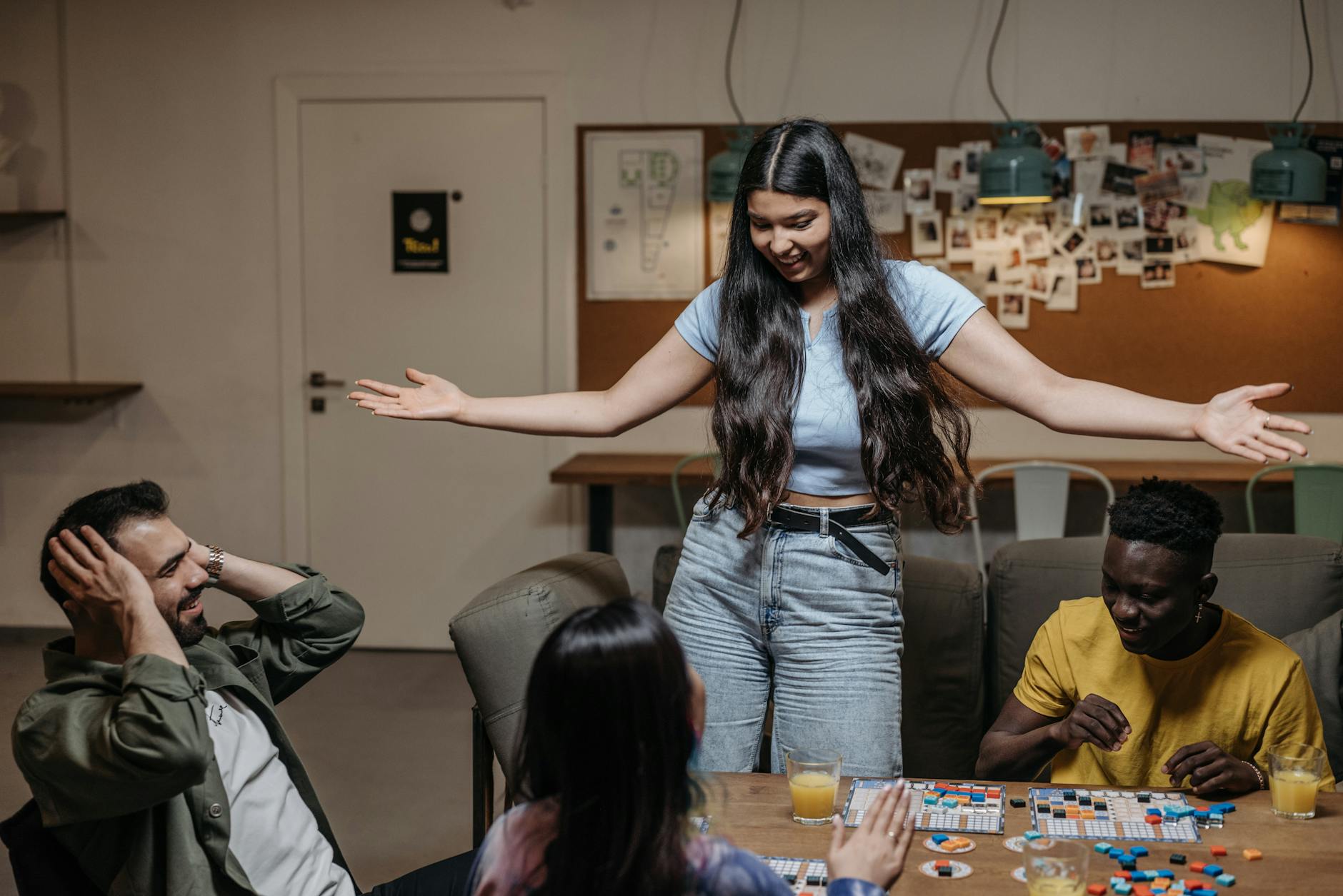 Quiz Room : le concept de salle de jeu qui fait buzzer les familles, amis et collègues — groupe d'amis jouant à un quiz