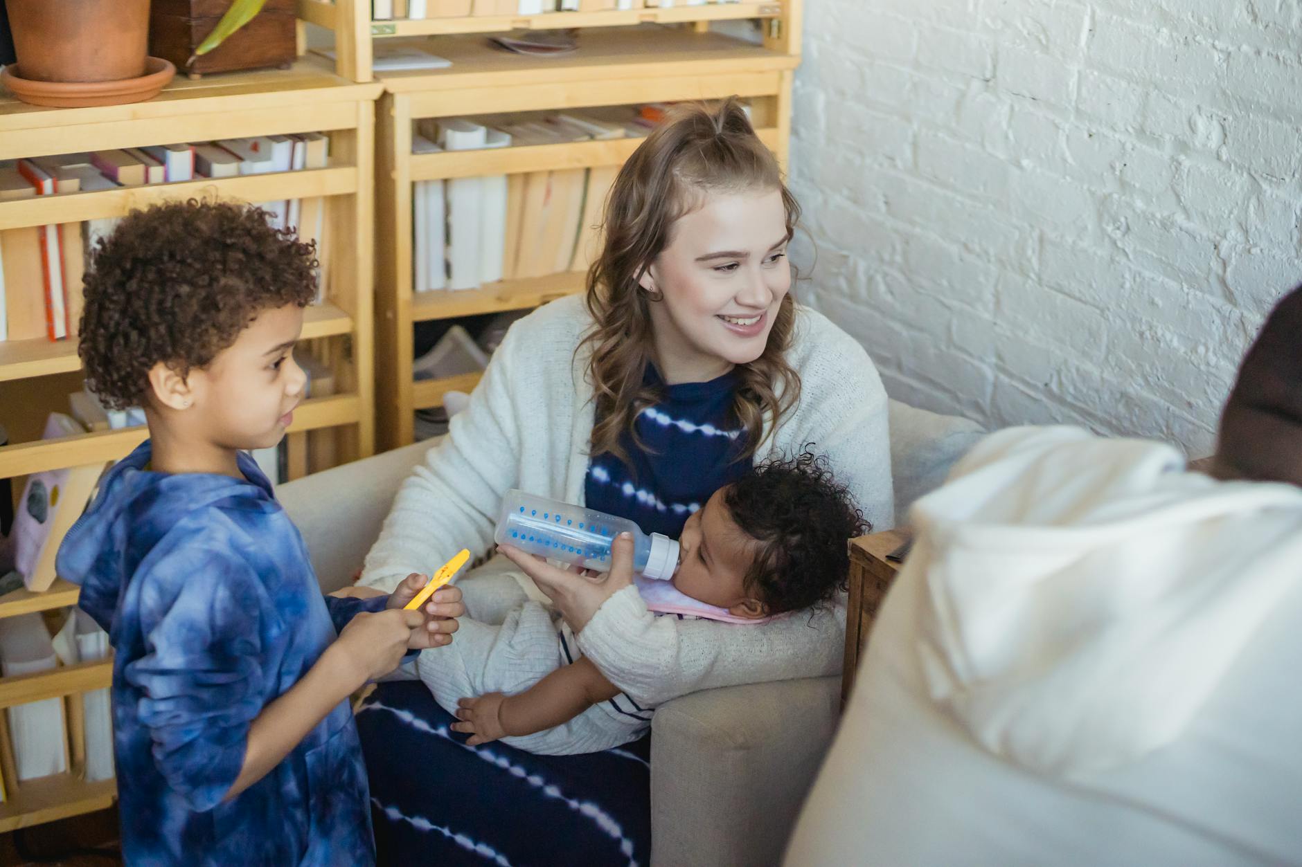 Tarif garde d’enfant au black : ce qui se pratique vraiment sur le terrain — garde d'enfant à domicile avec baby-sitter