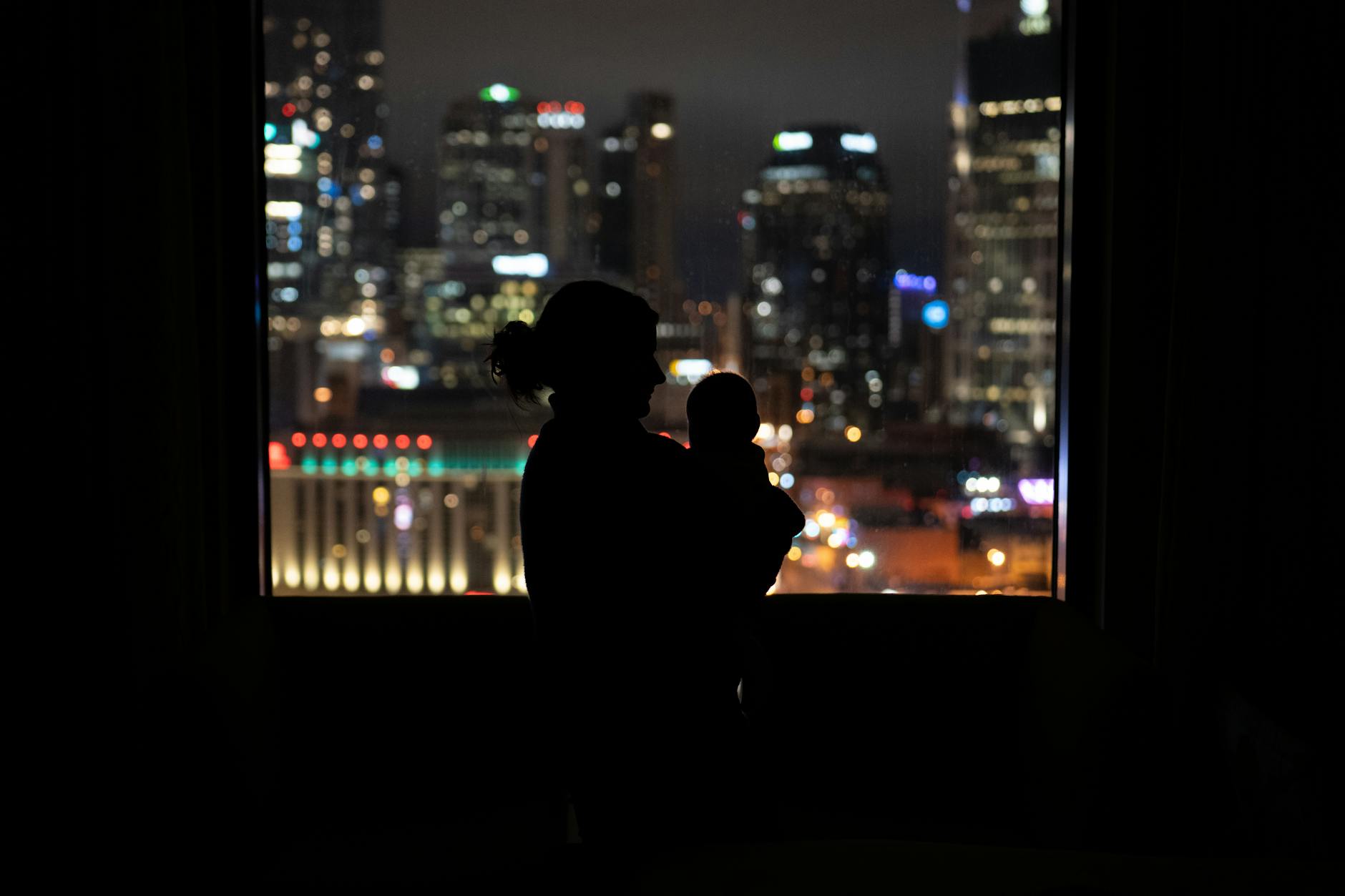 Baby-sitting nuit non déclaré : comment les parents fixent-ils le tarif en pratique ? — baby-sitter de nuit s'occupant d'un enfant