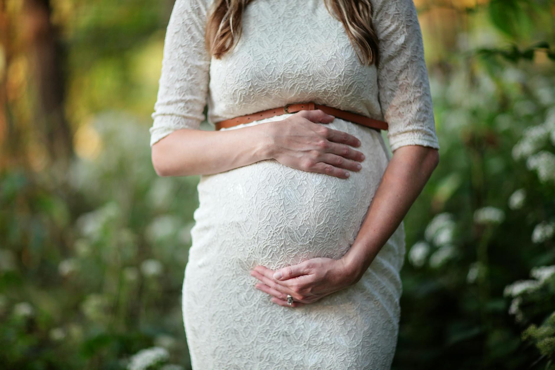 Trucs de grand-mère pour savoir quand on va accoucher : tour d’horizon des plus connus — femme enceinte tenant son ventre dehors