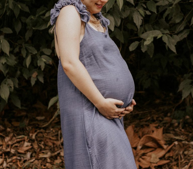 Truc de grand-mère pour savoir — femme enceinte tenant son ventre dehors