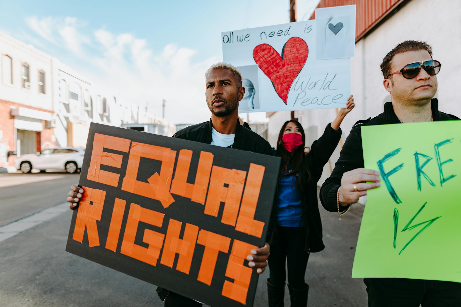 Wokisme : définition claire, usages et glissements de sens dans les débats actuels — pancartes de protestation justice sociale