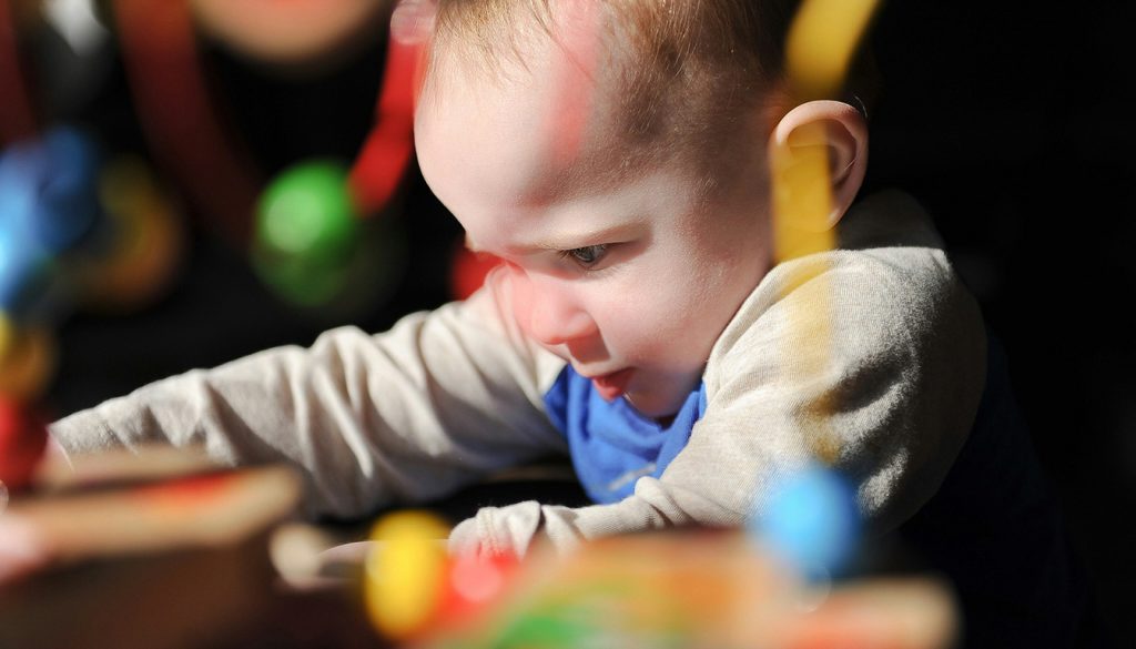 Développement moteur à 9 mois : quels jouets pour accompagner la motricité sans la forcer ? — jouets pour bébé de 9 mois