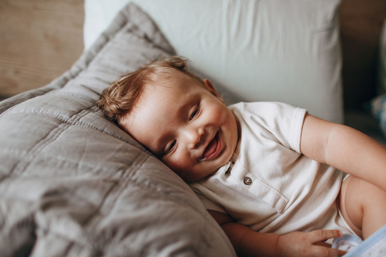À quel âge bébé reconnaît-il son prénom ? Les étapes clés