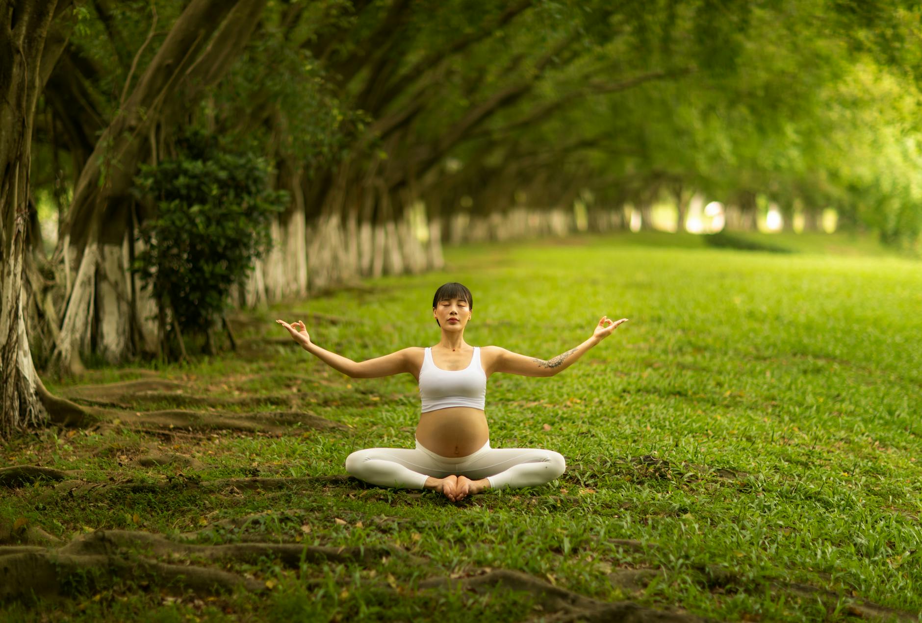 Activités créatives et artistiques pour femme enceinte qui veut bouger autrement — femme enceinte faisant du yoga en plein air
