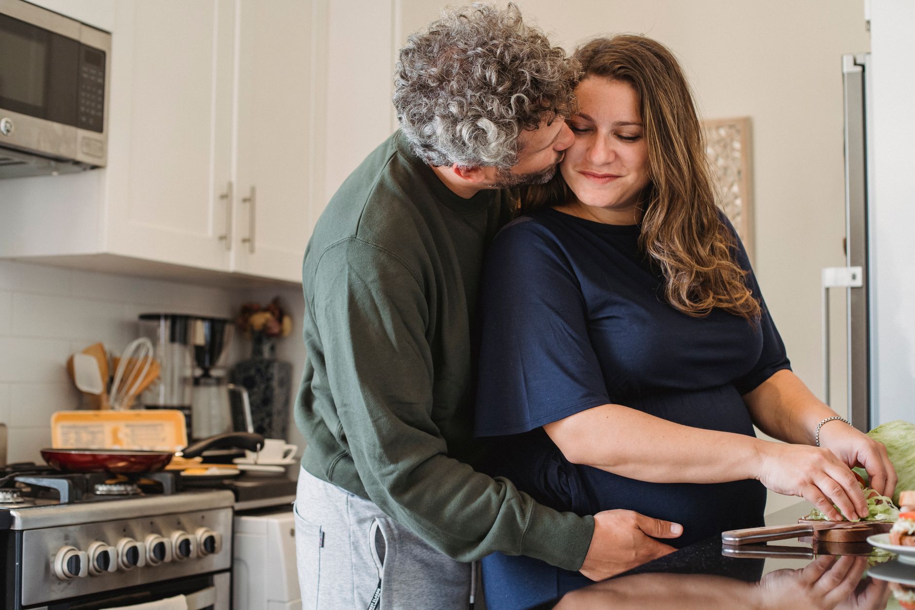 Apéricube enceinte et sécurité alimentaire : peut-on en manger sans danger ? — femme enceinte dégustant du fromage Apéricube