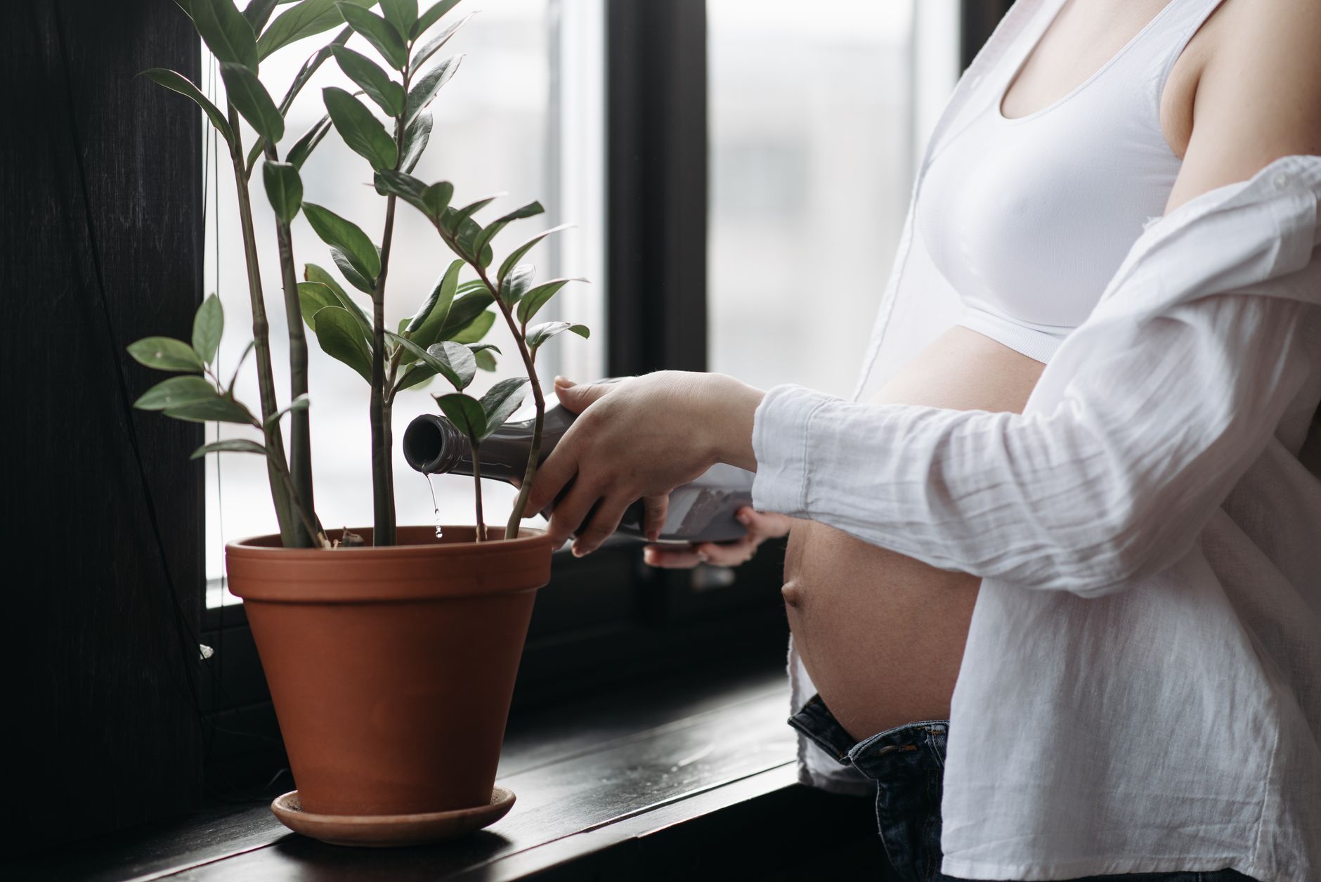 Gaviscon et grossesse : comment agit ce médicament antiacide chez la femme enceinte — femme enceinte tenant un flacon d'antiacide