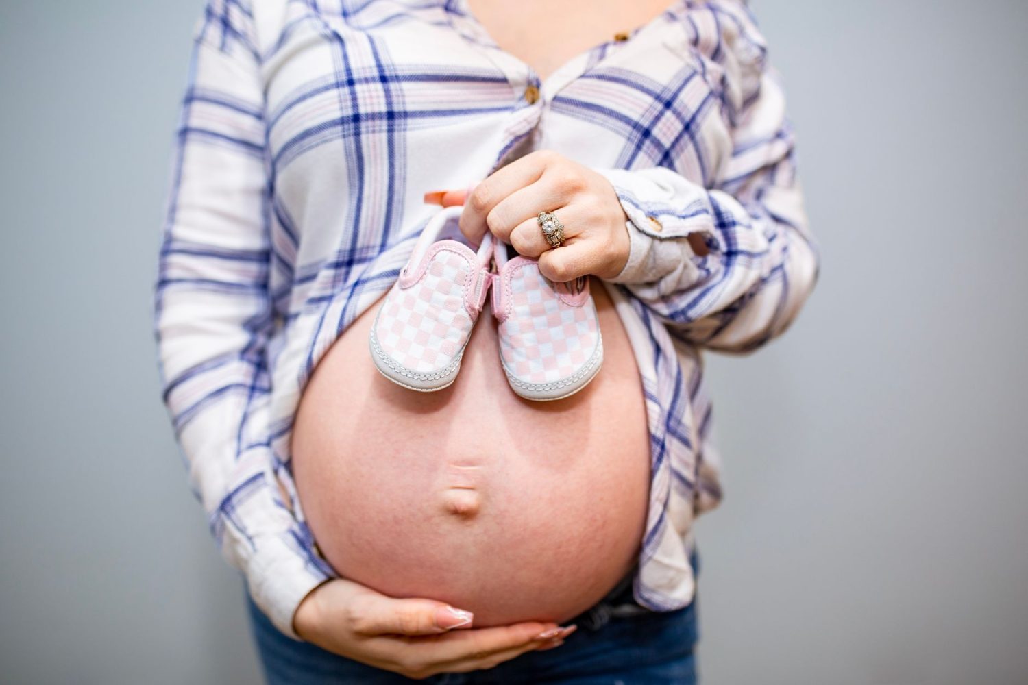 Léa Salamé enceinte de son 2e enfant : annonce, dates et coulisses
