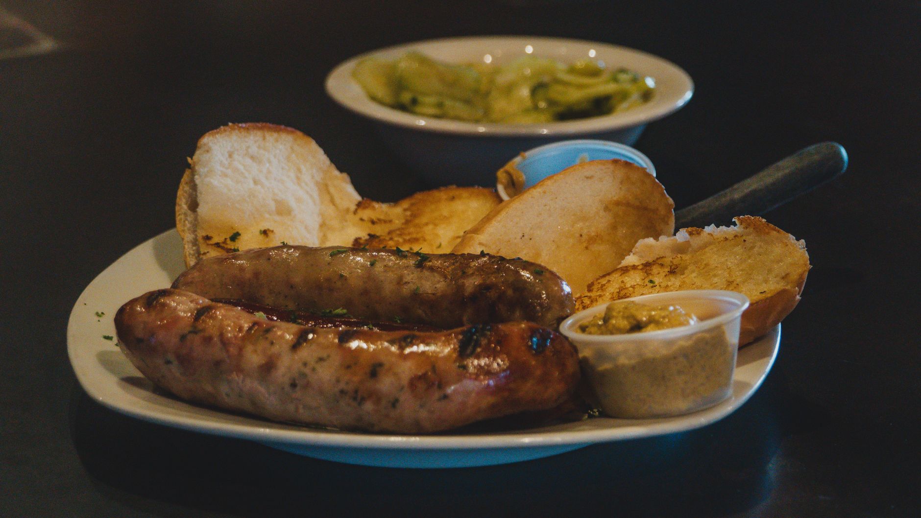 Peut-on manger de l’andouille enceinte sans risque grave pour le bébé ? — plat de saucisse cuite