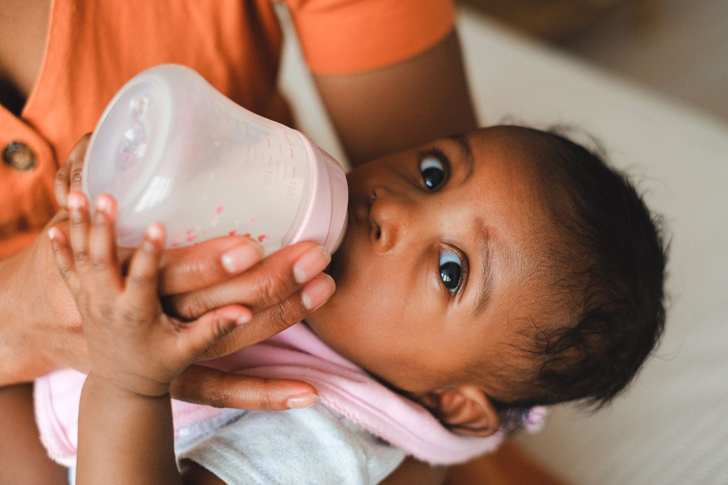 Quantité de lait pour bébé de 6 mois : doses par jour et par biberon