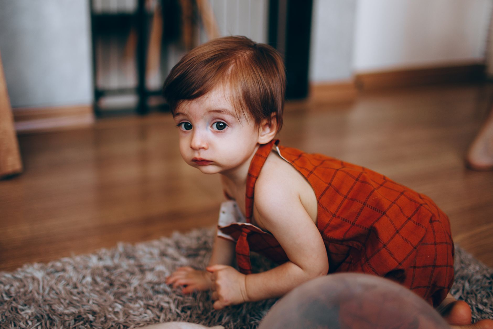 Âge moyen où bébé commence à ramper et grands repères de développement — bébé rampant sur tapis