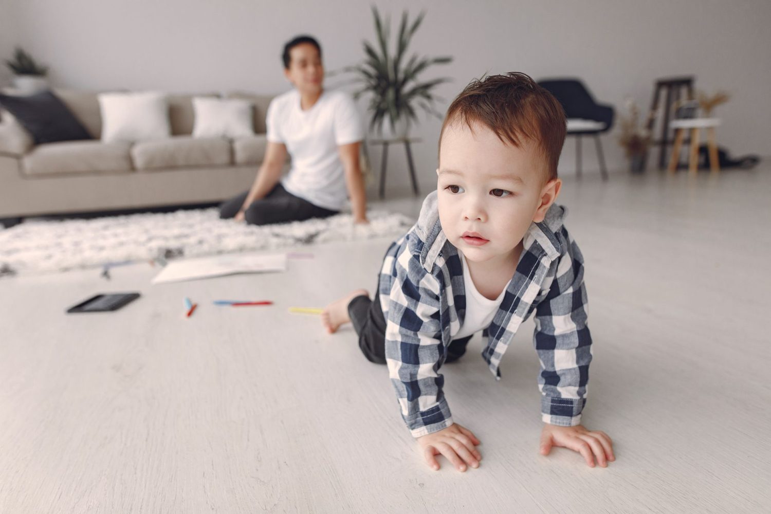 À quel âge bébé commence-t-il à ramper ?