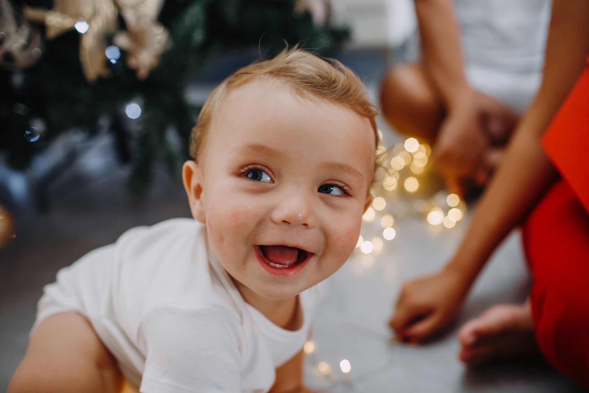 Vision de bébé in utero et à la naissance : ce qu’il perçoit vraiment — bébé découvrant les couleurs