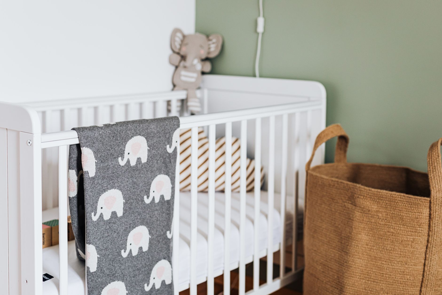Liste d’achats pour le sommeil et la chambre de bébé : le cocon des tout premiers mois — chambre de bébé avec lit et jouets