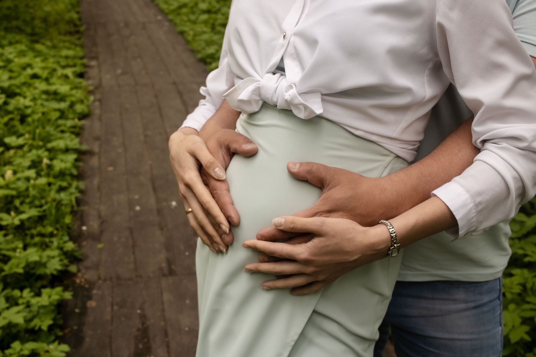 Charlotte d'Ornellas enceinte : ce que l’on sait vraiment, et ce que l’on imagine — femme enceinte couple extérieur