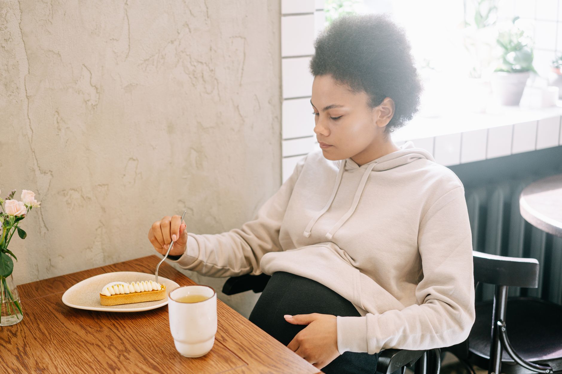 Surimi enceinte et sécurité alimentaire pendant la grossesse : ce qu’il faut vraiment savoir — femme enceinte mangeant une salade de surimi
