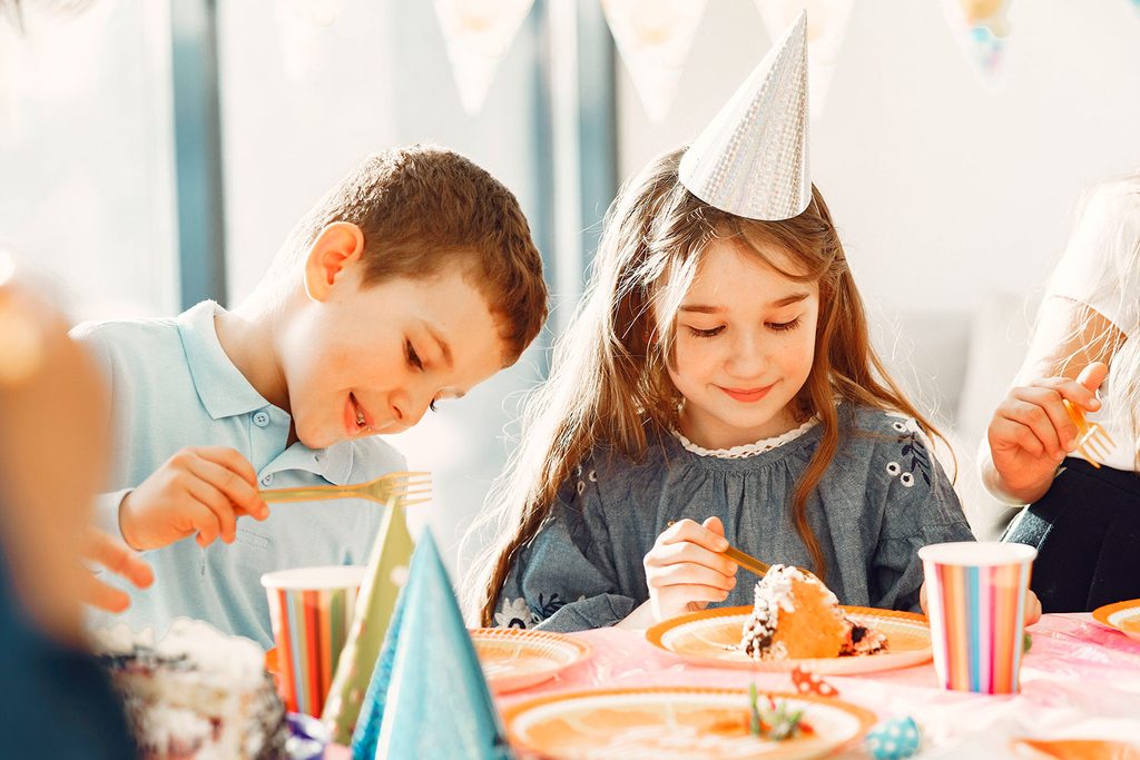 Gobelet personnalisé en plastique : 7 idées pour une fête de famille qui vous ressemble