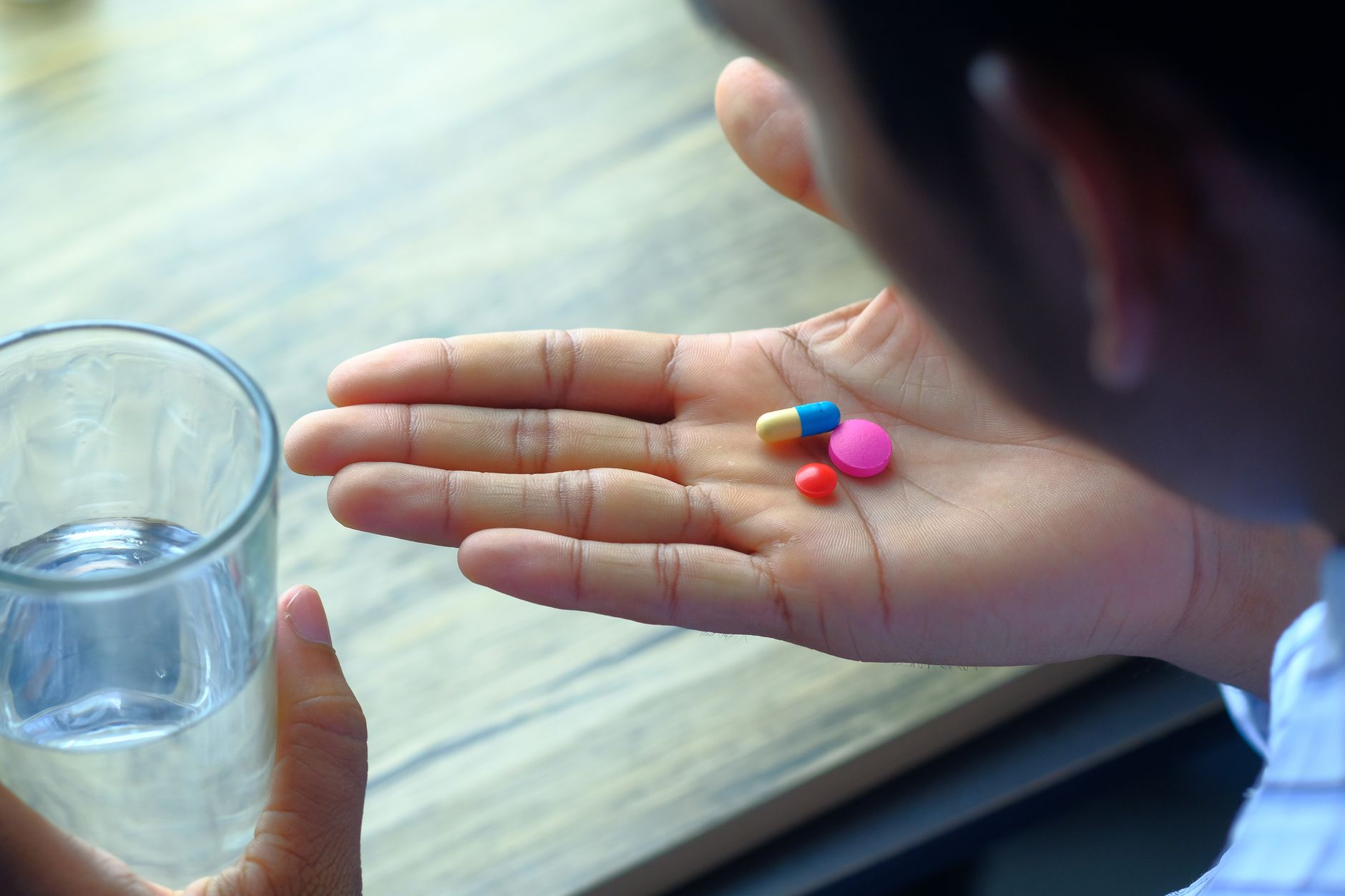 Gaviscon pendant la grossesse : ce que l’on sait sur la sécurité — femme enceinte prenant un médicament